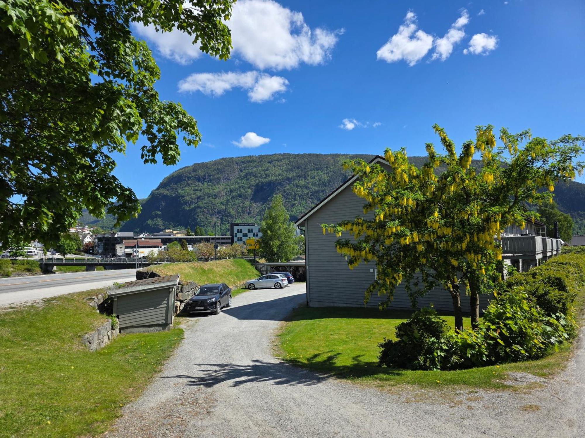 Rom Sentralt I Sogndal Vandrehjem Eksteriør billede